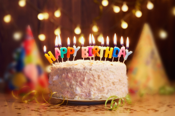 Geburtstagstorte mit brennenden Kerzen